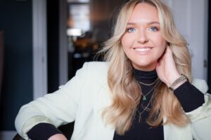 Kate Isaacs est la fondatrice de #notyourporn une organisation britanique qui se bat contre le harcèlement sexuel en ligne et l'utilisation de la pornodivulgation (revenge porn).