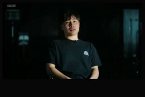 Un des manifestants des évènements de 2019 qui se sont déroulés à Hong Kong est interrogé par la BBC dans le cadre d'une série documentaire. Son visage n'est en fait pas le sien, il s'agit d'un faceswap, un type de deepfake.